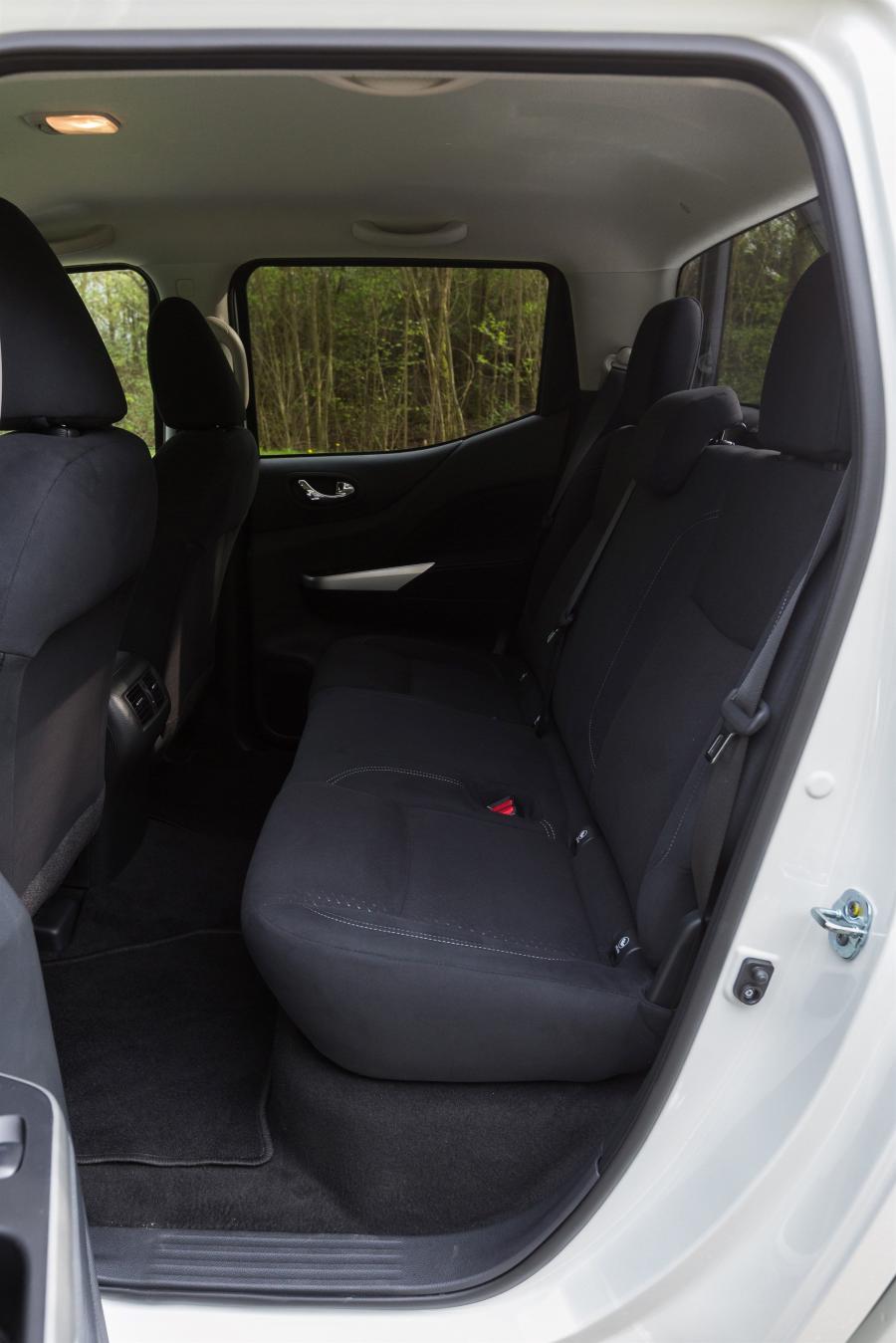 Интерьер Nissan Navara Trek-1° 2017 года  (фото 7 из 18)